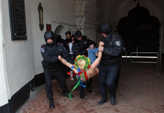FEMEN осквернили Софийский собор в Киеве