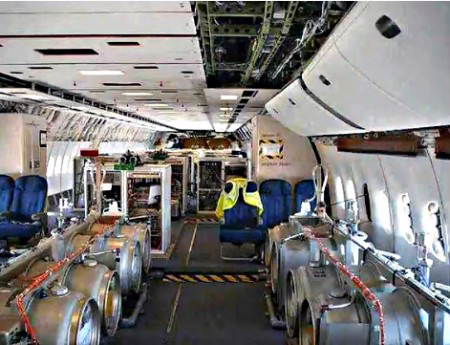 На фото - емкости с отравляющими веществами и аппаратура,управляющая распылением, установленная на борту пассажирского самолета.