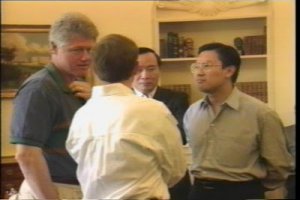 Президент США Билл Клинтон, китайско-индонезийский бизнесмен Джеймс Раяди (справа, в очках)